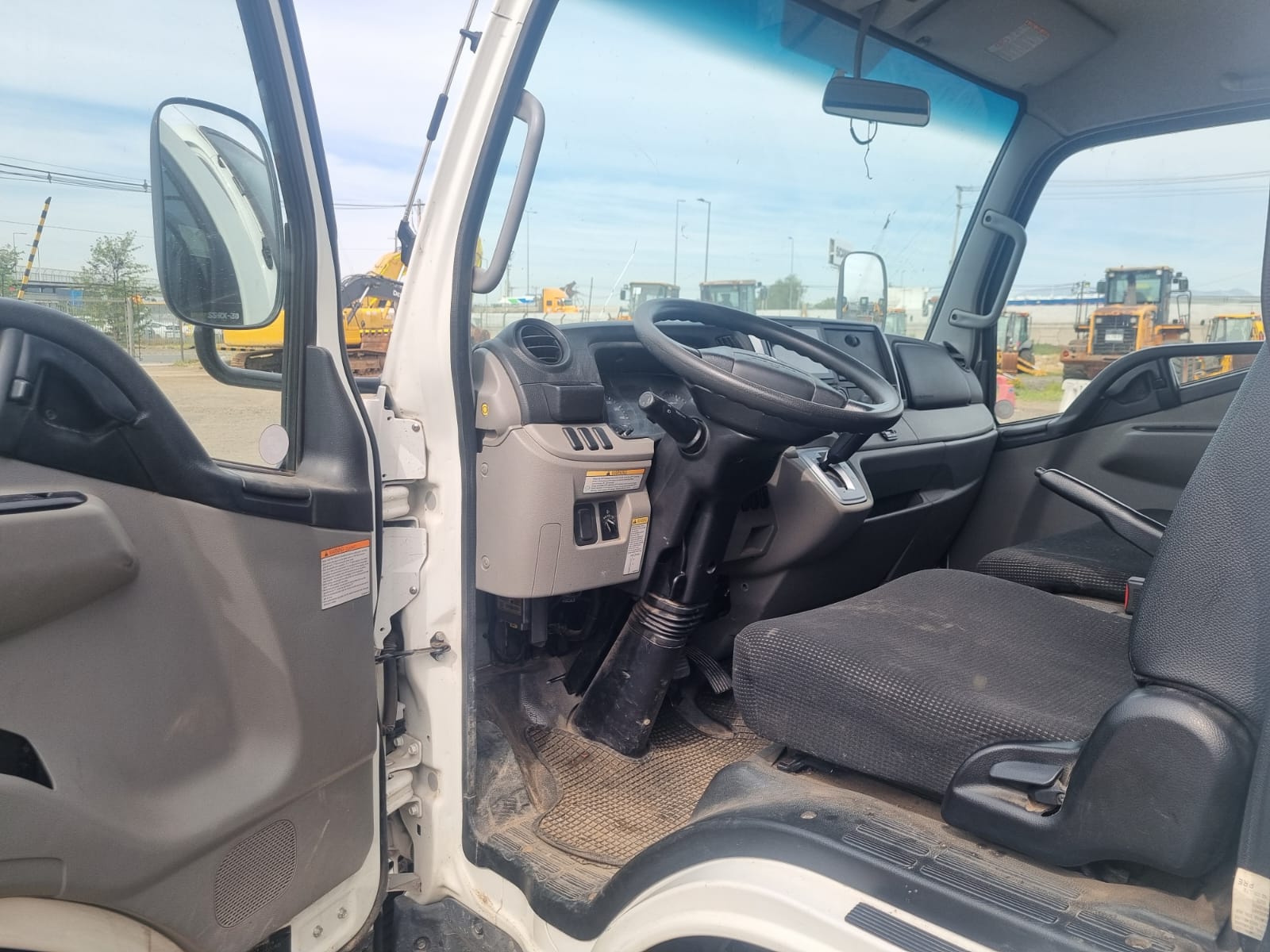 MITSUBISHI FUSO CANTER 413 2023